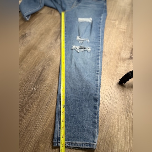 Levi’s Womens 27x29 High Waisted Mom Jeans Medium Wash Distressed Cotton Blend - Picture 8 of 10